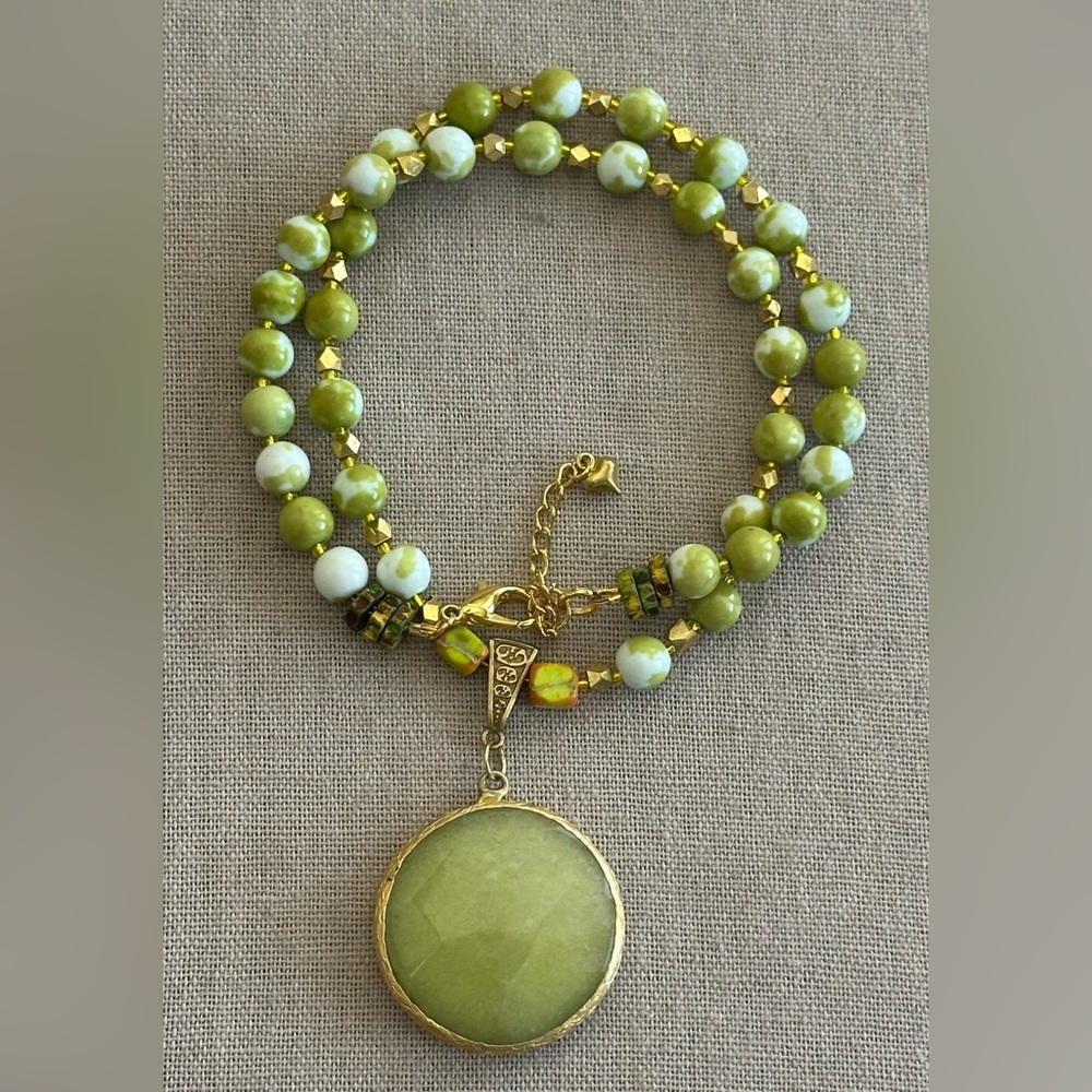 22-1/2 inch Elegant Green Beaded Necklace with Gold Accents - Picture 5 of 14